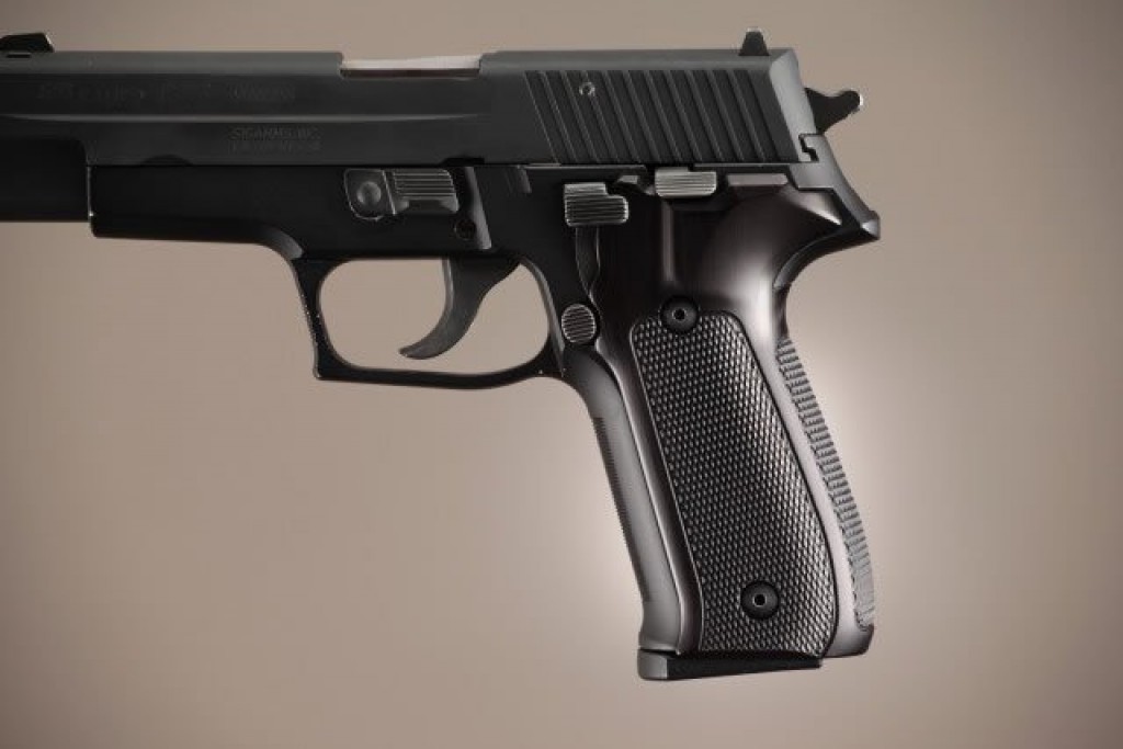 P226 Checkered Aluminum Brushed Gloss Black Anodized grips